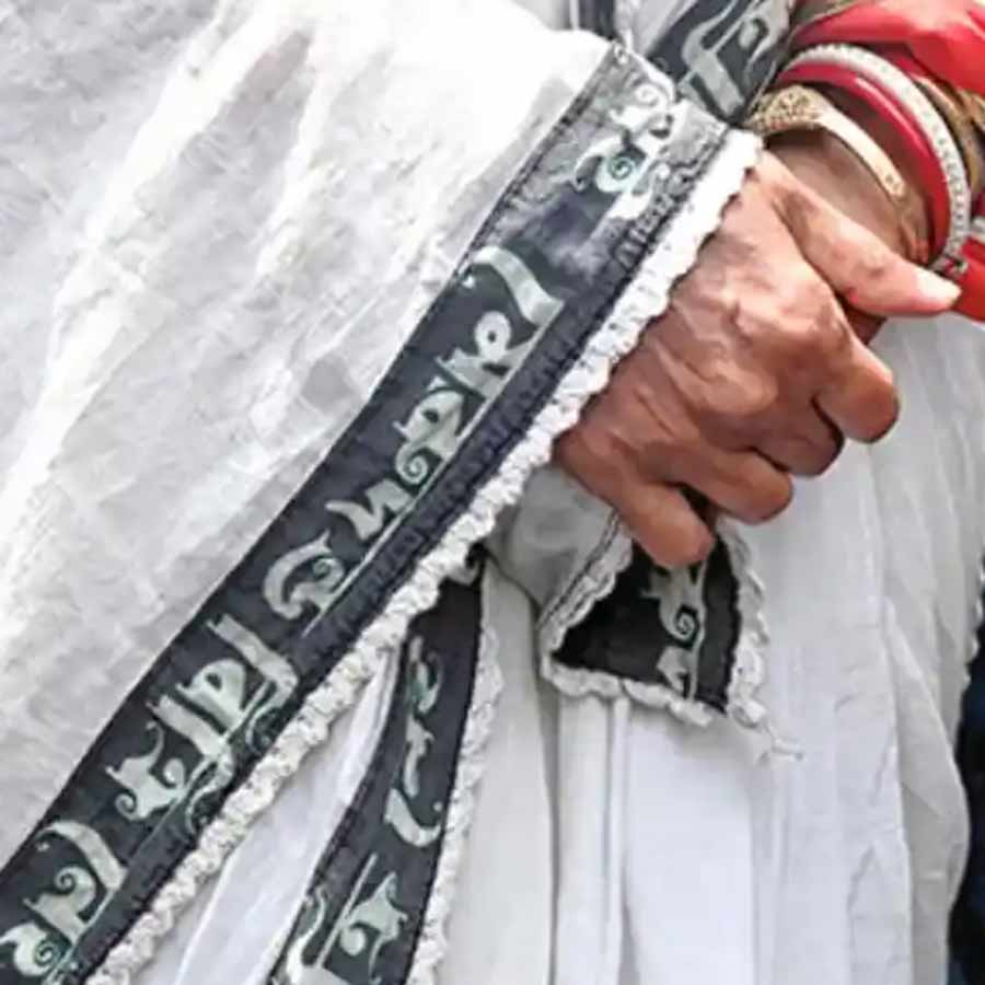 পানিহাটির বিজেপি প্রার্থীর শাড়ির পাড়ে লেখা 'মেরুদণ্ড বিক্রি নেই'। হাতে পুরীর মন্দিরের ধ্বজার টুকরো।