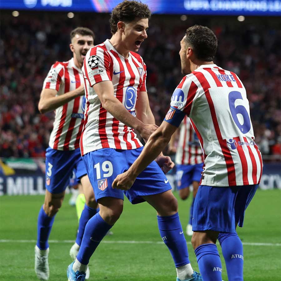 ত্রাতা:সমতা ফেরানোর পরে উল্লাস আলভারেসের।