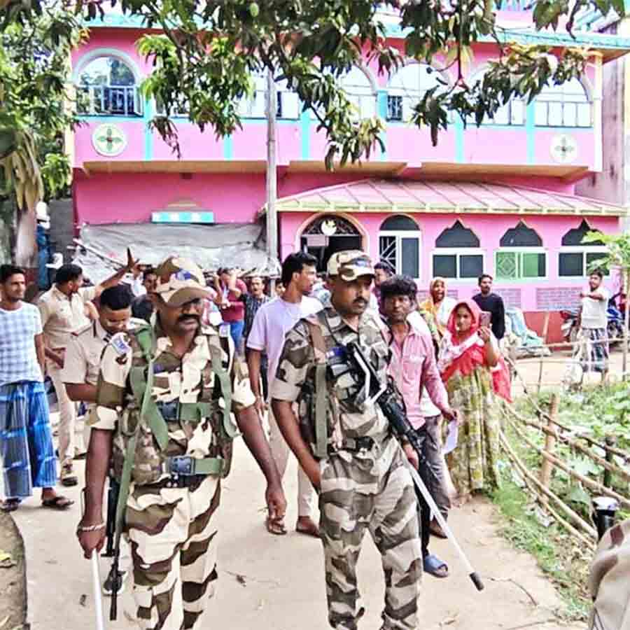 পুলিশের টহল আরামবাগের সাতমাসা এলাকায়।