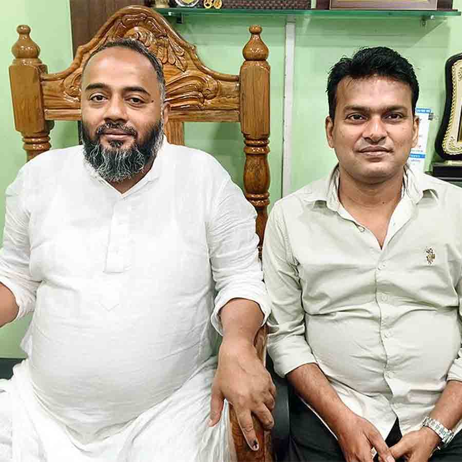 শামিম আহমেদ ও শেখ শরিফ (ডান দিকে)।