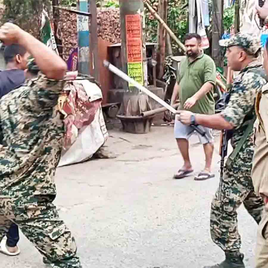 বালির একটি বুথে গন্ডগোল থামাতে লাঠি চালাল কেন্দ্রীয় বাহিনী।