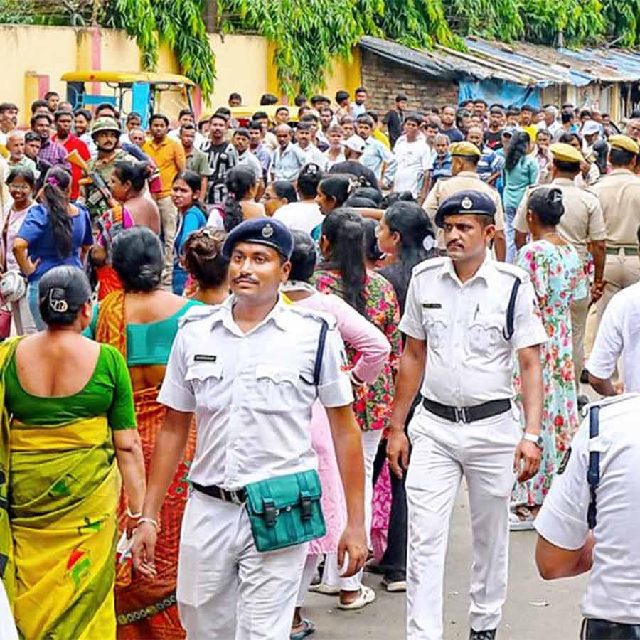 অপেক্ষা: বুথের সামনে লম্বা লাইন ভোটারদের। রয়েছে পুলিশি প্রহরা। বুধবার, বিধাননগরে।