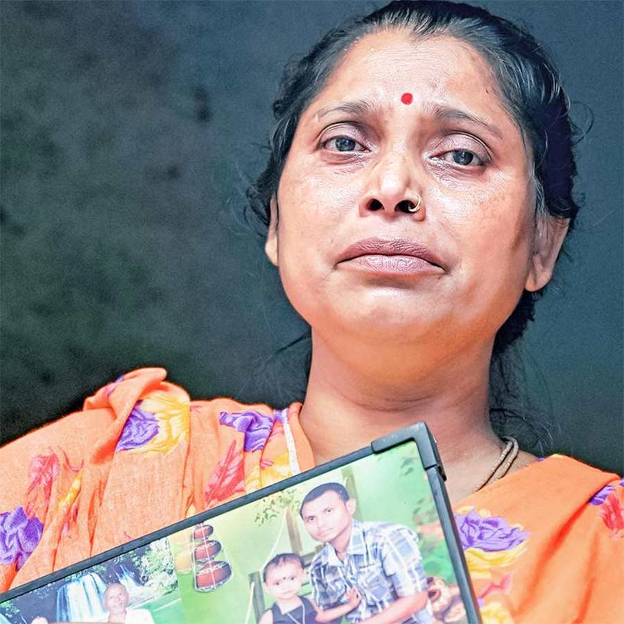 শোকার্ত: ভোট দিয়ে এসে ছেলে প্রসেনজিতের ছবি নিয়ে অণিমা দাস। বুধবার।