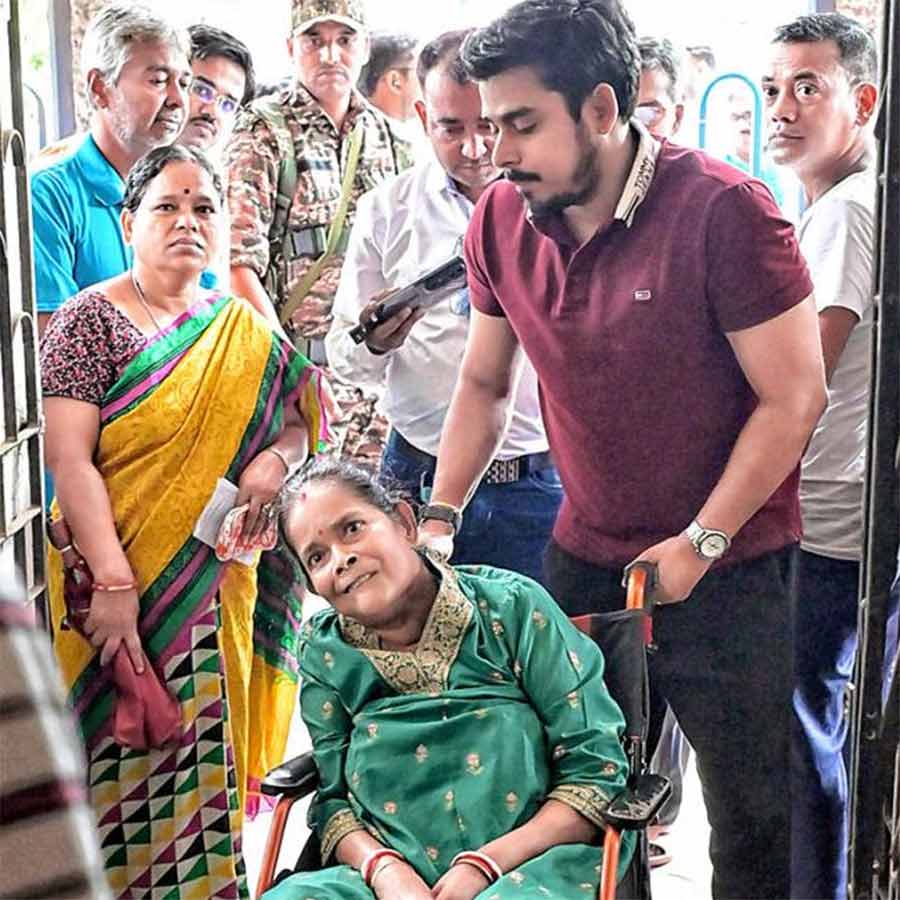 হুইলচেয়ারে বসে ভোট দিতে আসা। বুধবার, মানিকতলার ভবতারণ সরকার বিদ্যালয়ে।