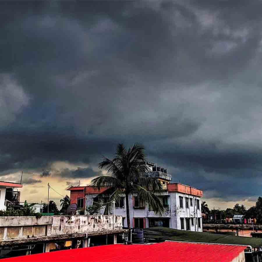 বুধবার সকাল থেকেই আকাশের মুখ ভার জলপাইগুড়িতে।