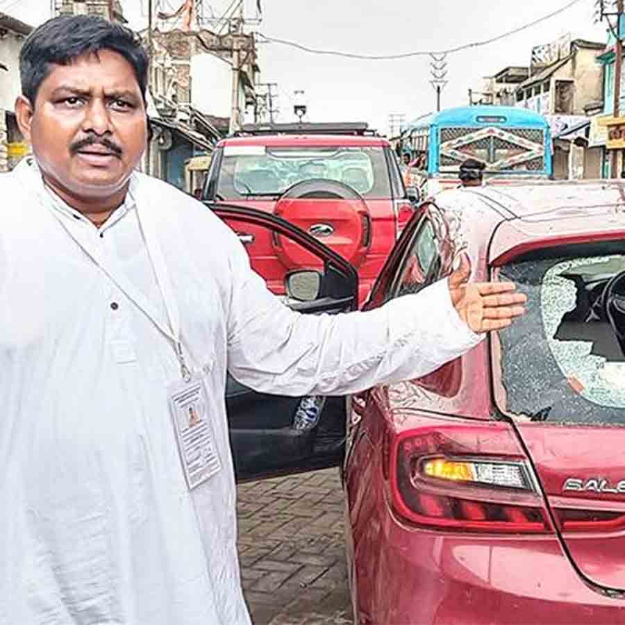 ভেঙে ফেলা হয়েছে প্রার্থী বিকাশ সর্দারের গাড়ির কাচ।