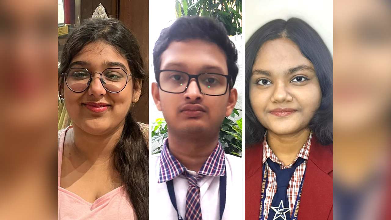 বাঁ দিকে ইলিনা উদানি, ডান পাশে অনুষ্কা ঘোষ আর মাঝে অর্কদীপ বন্দ্যোপাধ্যায়।