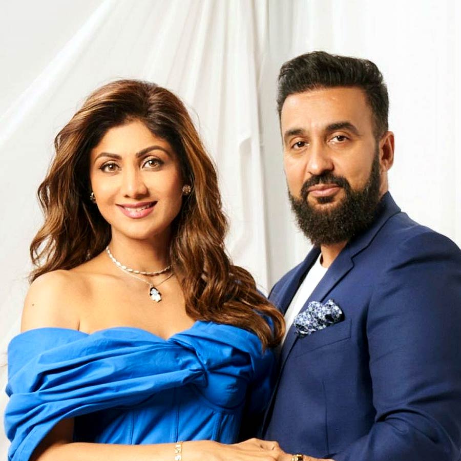 (বাঁ দিকে) শিল্পা শেট্টী, (ডান ডিকে) রাজ কুন্দ্রা।