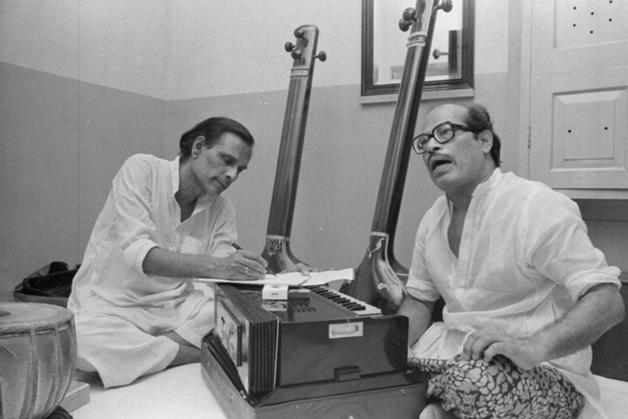 গানের রেওয়াজের মুহূর্তে সঙ্গীতশিল্পী। 