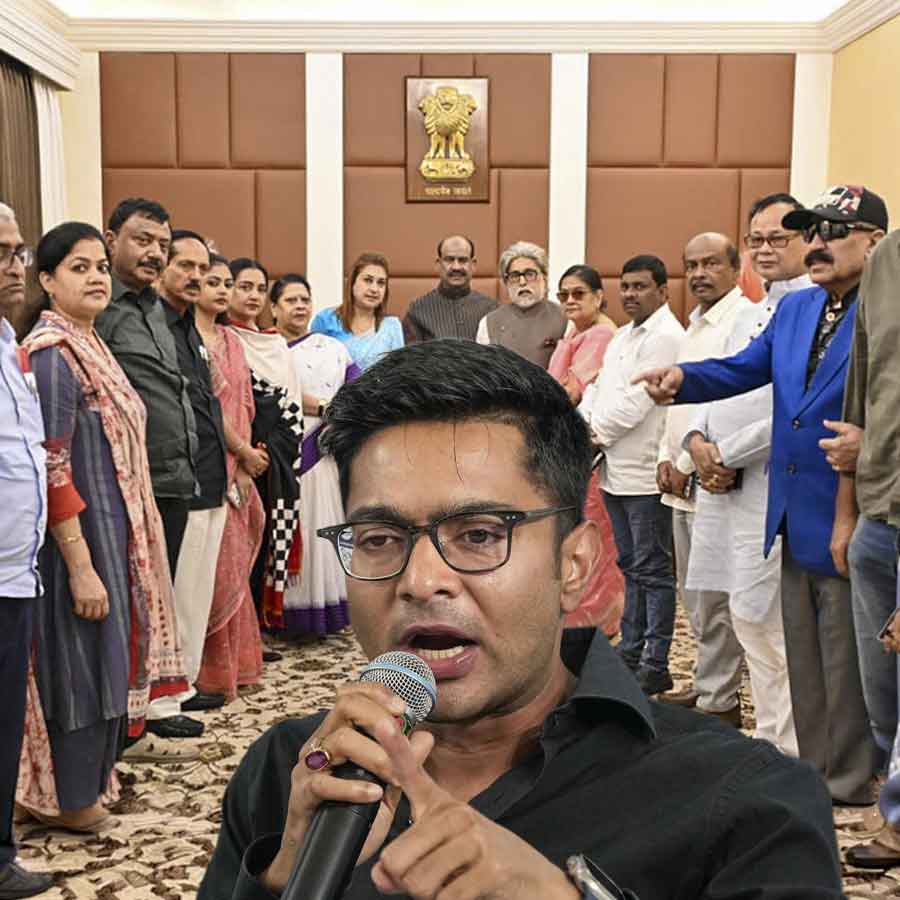 Congress Leader's Video | Controversy over a video of congress leader's  foot washing in Maharashtra dgtl - Anandabazar