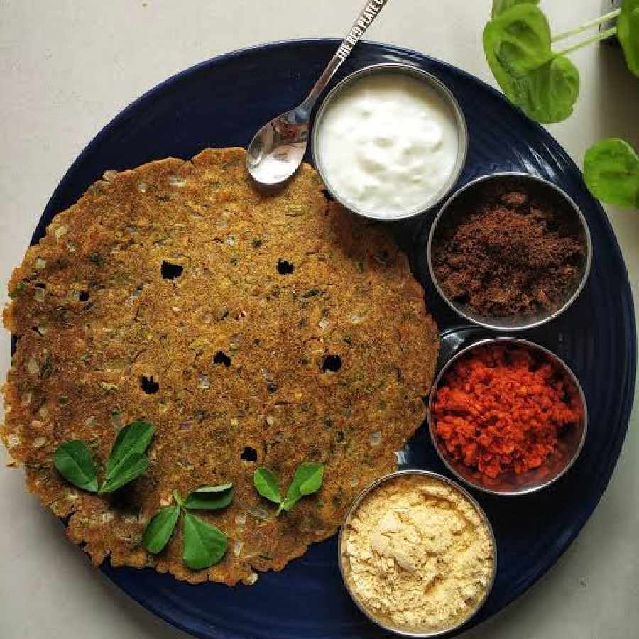 জোয়ার-মেথি দিয়ে তৈরি স্বাস্থ্যকর খাবার।