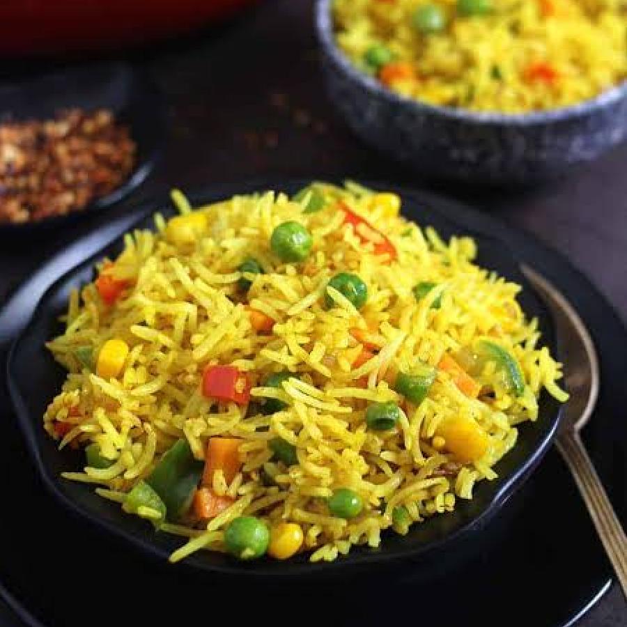 সব্জি দিয়ে বানিয়ে ফেলুন হলুদ-ভাত।