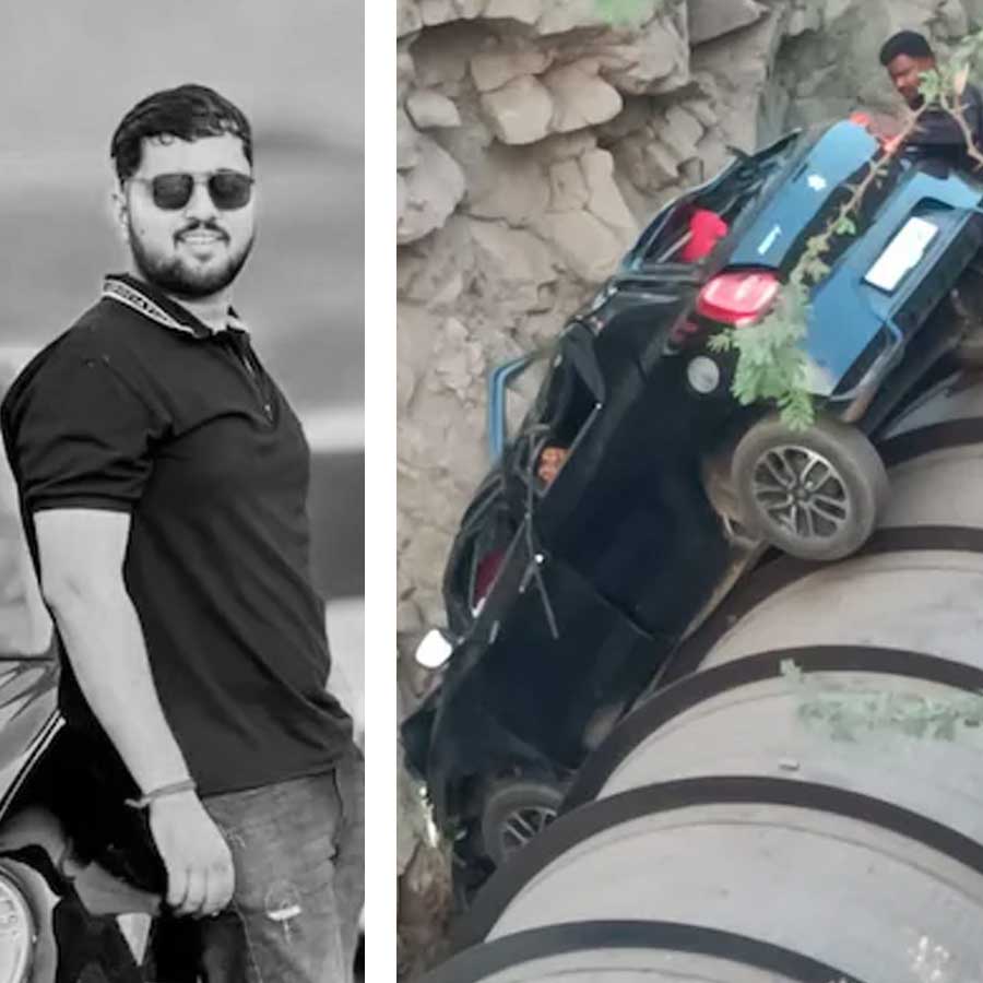 Three friends killed in an accident while going to the condolence meeting of Ajit Pawar in maharashtra dgtl