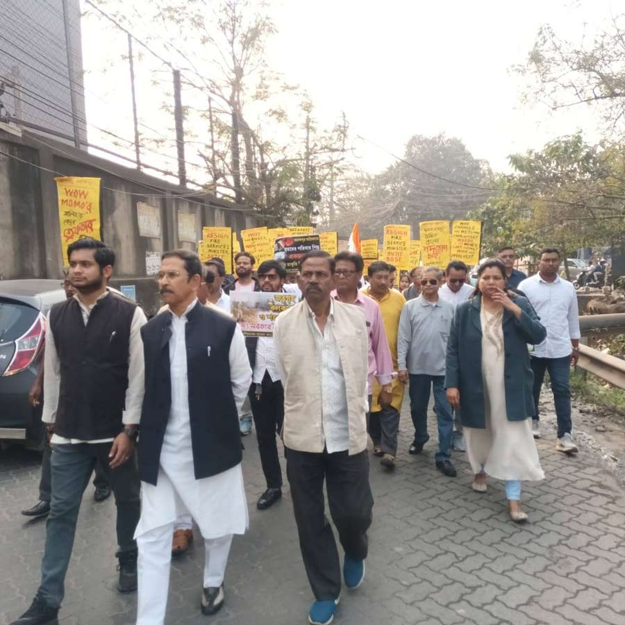 অগ্নিকাণ্ডে দোষীদের শাস্তির দাবিতে আনন্দপুরে প্রদেশ কংগ্রেসের মিছিল।