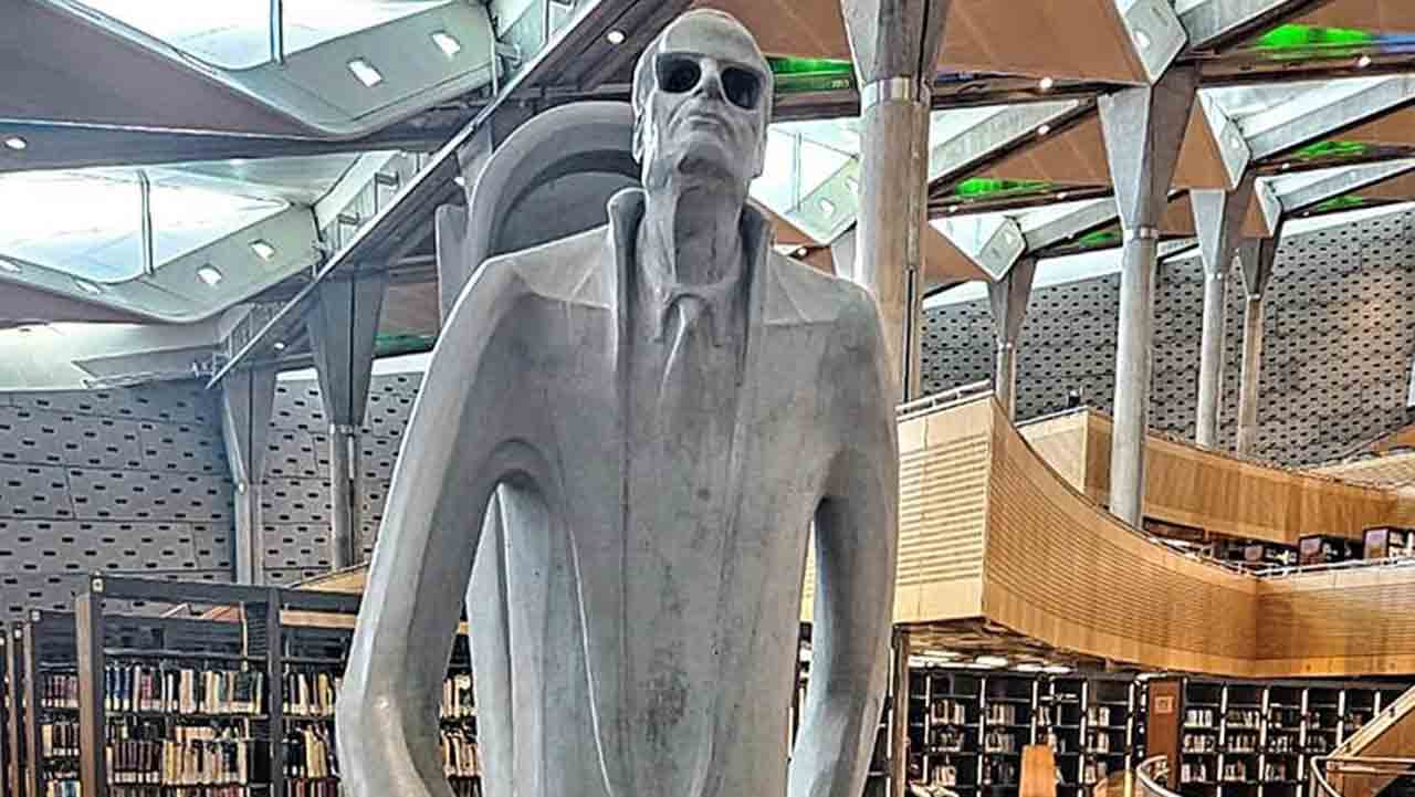 উন্নতশির: আলেকজ়ান্দ্রিয়া লাইব্রেরিতে তাহা হুসেনের মূর্তি।