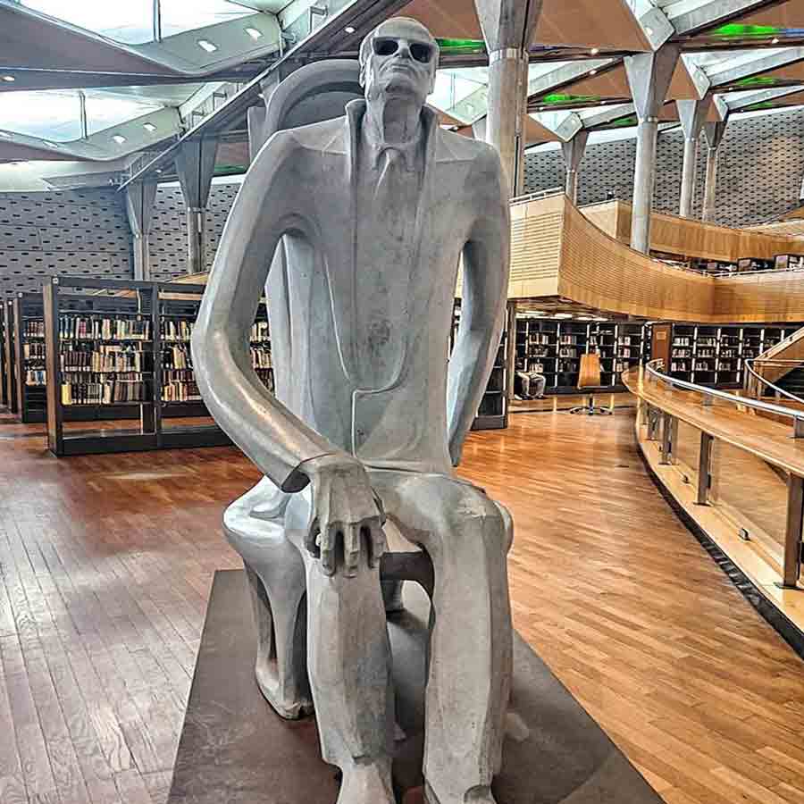 উন্নতশির: আলেকজ়ান্দ্রিয়া লাইব্রেরিতে তাহা হুসেনের মূর্তি।