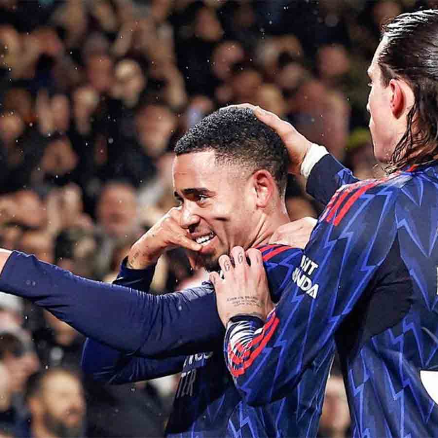 Arsenal defeated Leeds to stay in the top of English Premier League