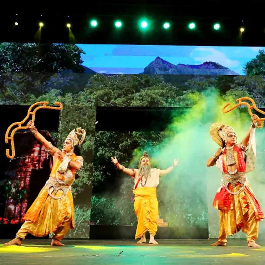 Ram\\\'s arrow accidently hits Ravan\\\'s eye during Ramlila play in Uttar Pradesh