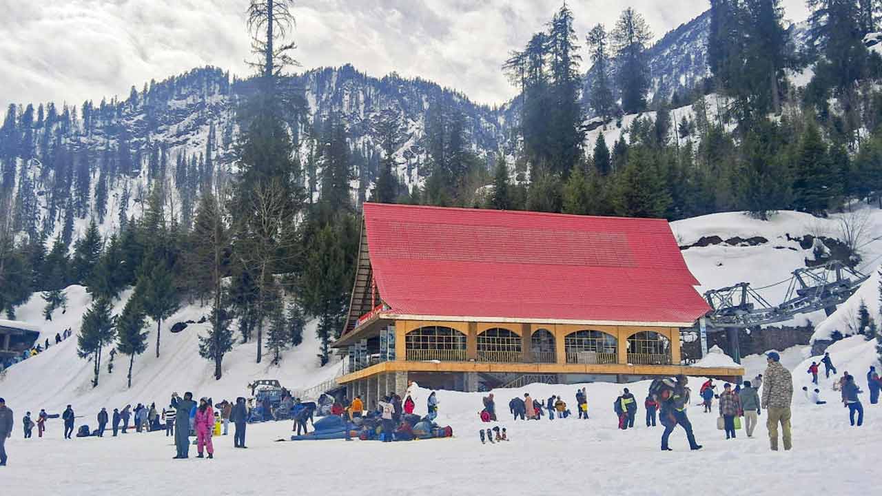 বরফে ঢেকেছে হিমাচল প্রদেশের কুলু।