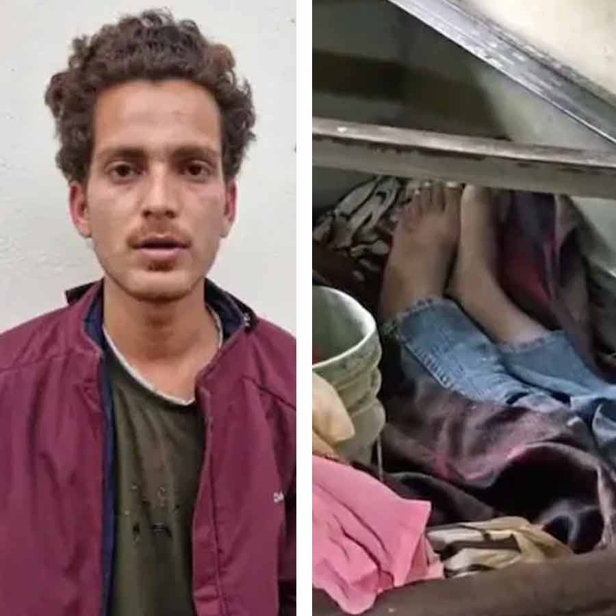 (বাঁ দিকে) অভিযুক্ত রেহান। ডিভানে কিশোরের দেহ (ডান দিকে)।