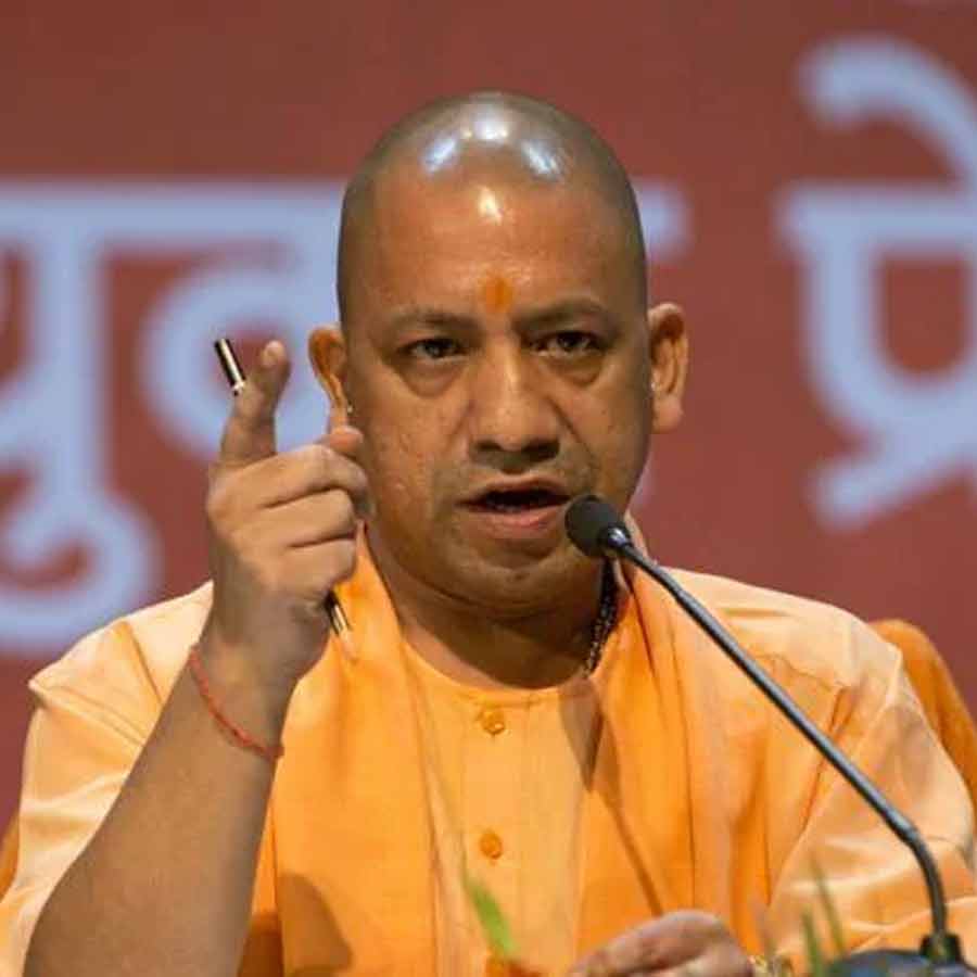 সরকারি কর্মীদের বিরুদ্ধে কড়া পদক্ষেপ যোগী আদিত্যনাথের। ফাইল চিত্র।