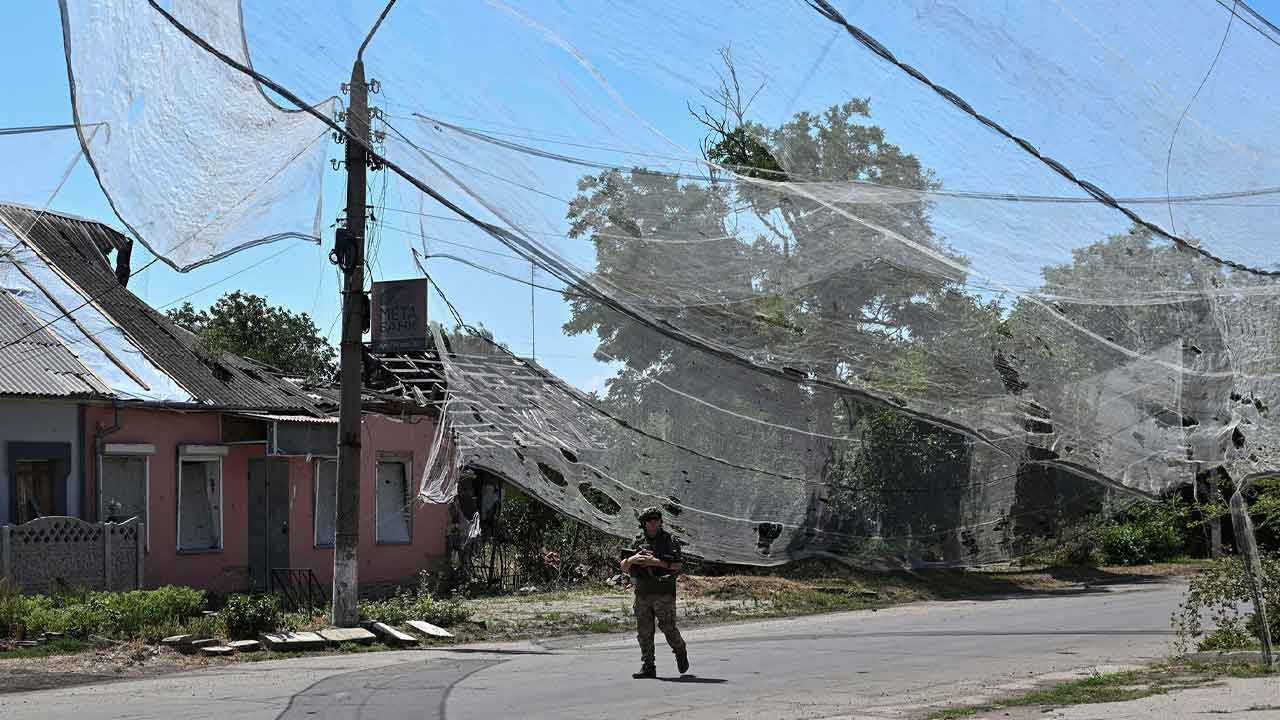 ড্রোন হামলা ঠেকাতে জাল টাঙাচ্ছে ইউক্রেন সেনা।