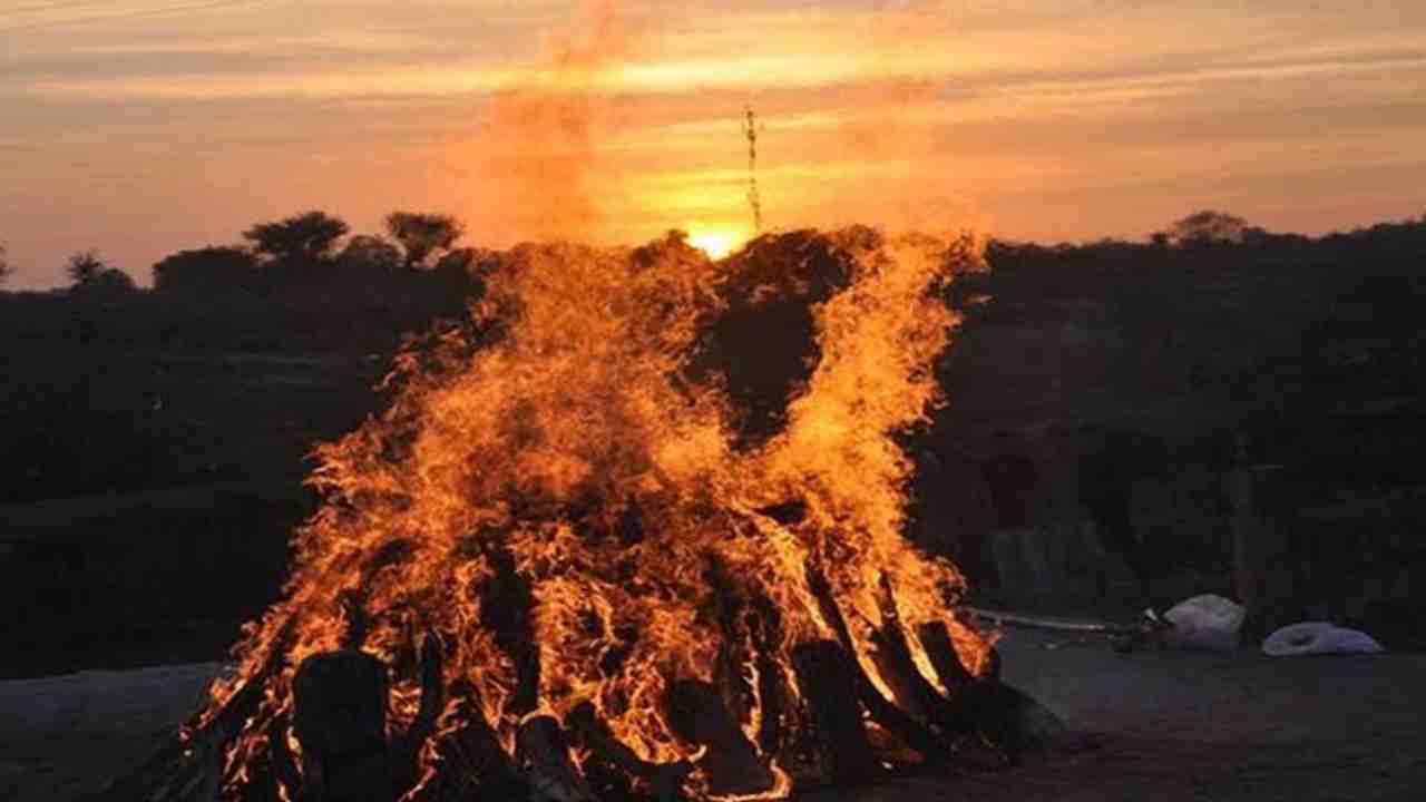 চিতায় পুড়ছে দেহ।