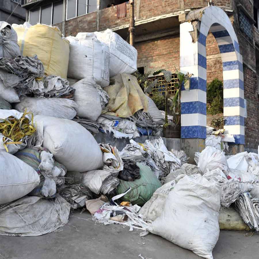 উত্তর হাওড়ার গঙ্গার ঘাট সংলগ্ন এলাকায় ডাঁই করে রাখা প্লাস্টিকের বস্তা।