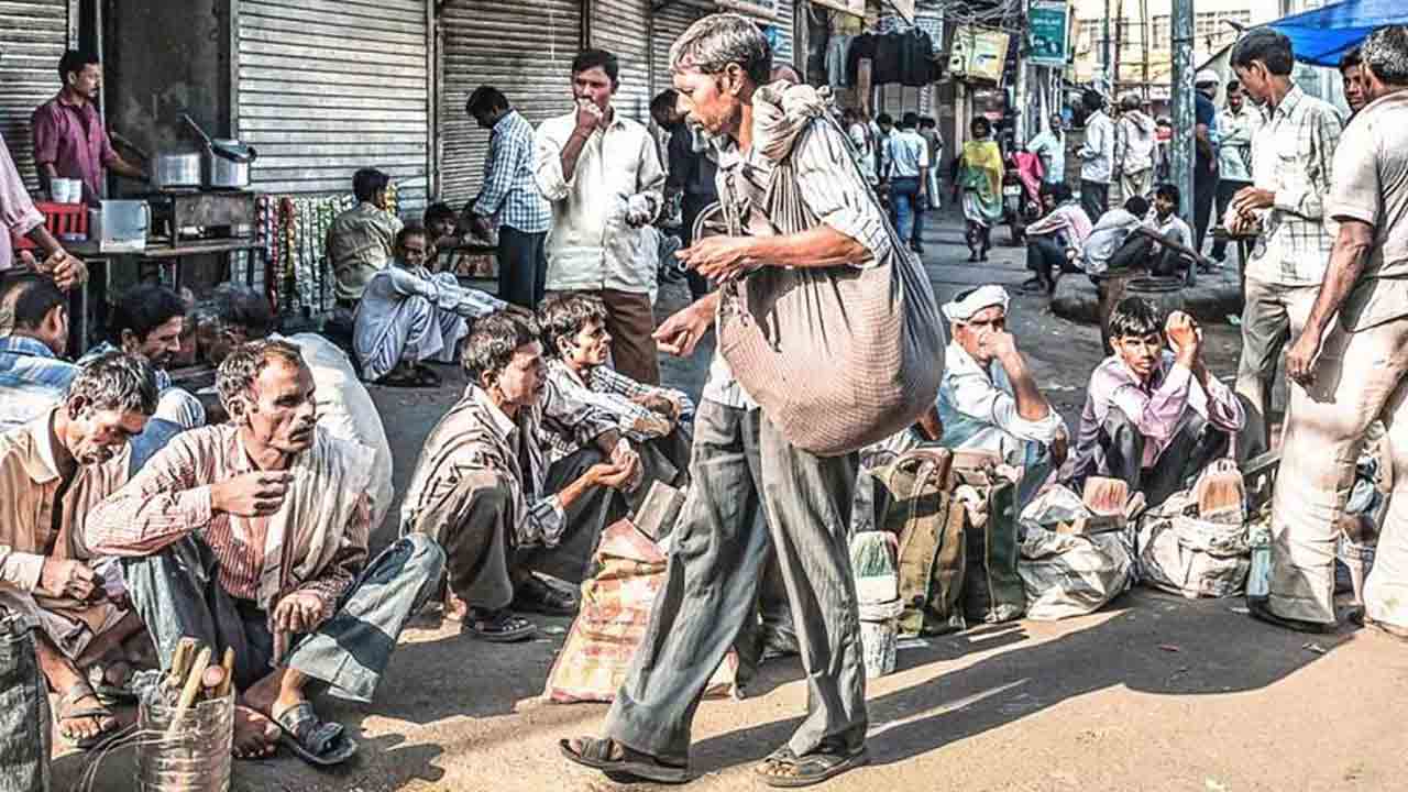 অপেক্ষা: দৈনিক কাজের খোঁজে দিল্লির রাস্তায় ভিড় জমিয়েছেন অদক্ষ শ্রমিকরা।