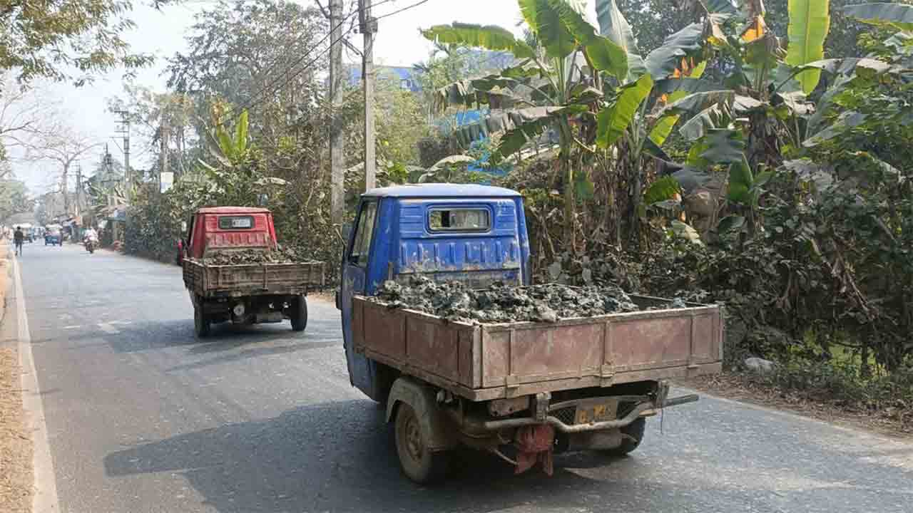 গাড়িতে চাপিয়ে নিয়ে যাওয়া হচ্ছে মাটি। রাজাপুরে।