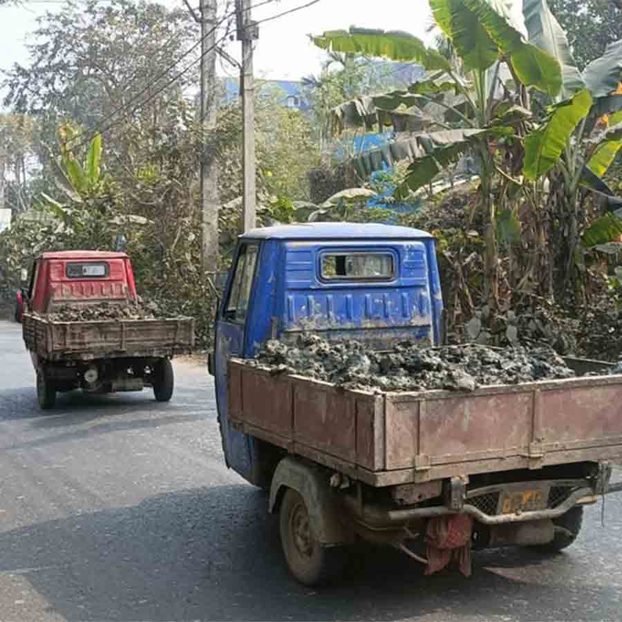 গাড়িতে চাপিয়ে নিয়ে যাওয়া হচ্ছে মাটি। রাজাপুরে।