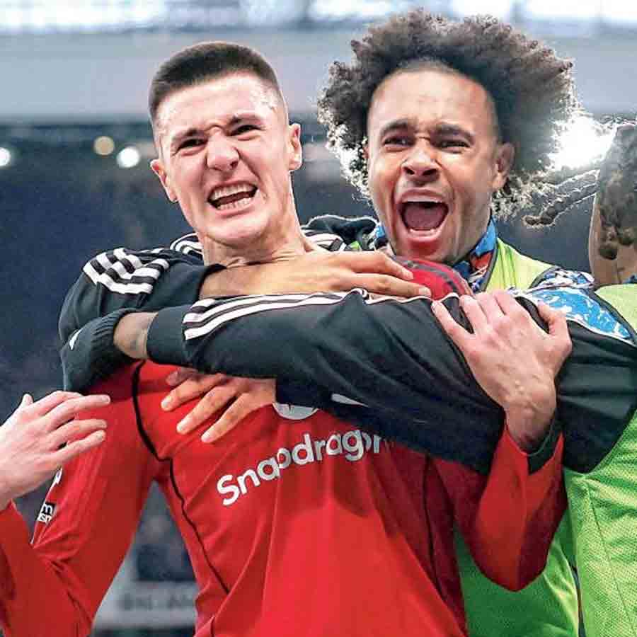 উৎসব: গোলের পরে জ়ার্কজ়ির অভিনন্দন সেসকোকে।