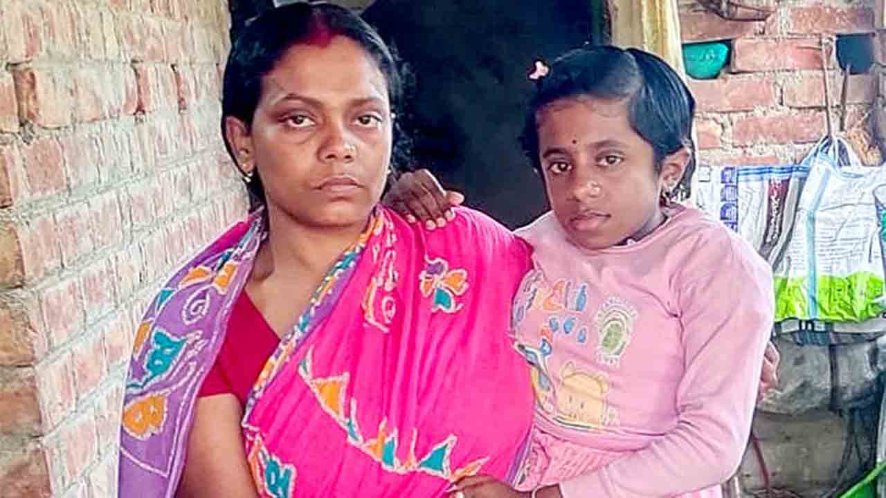 মায়ের কোলে নিশা।