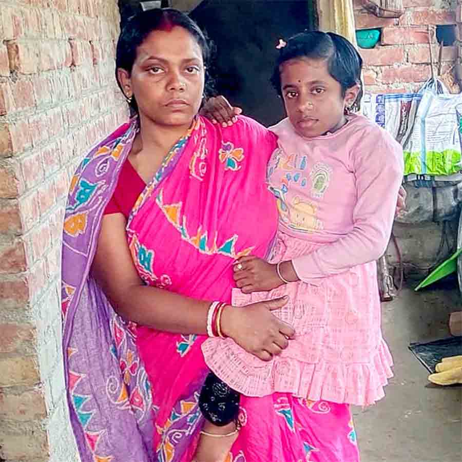 মায়ের কোলে নিশা।