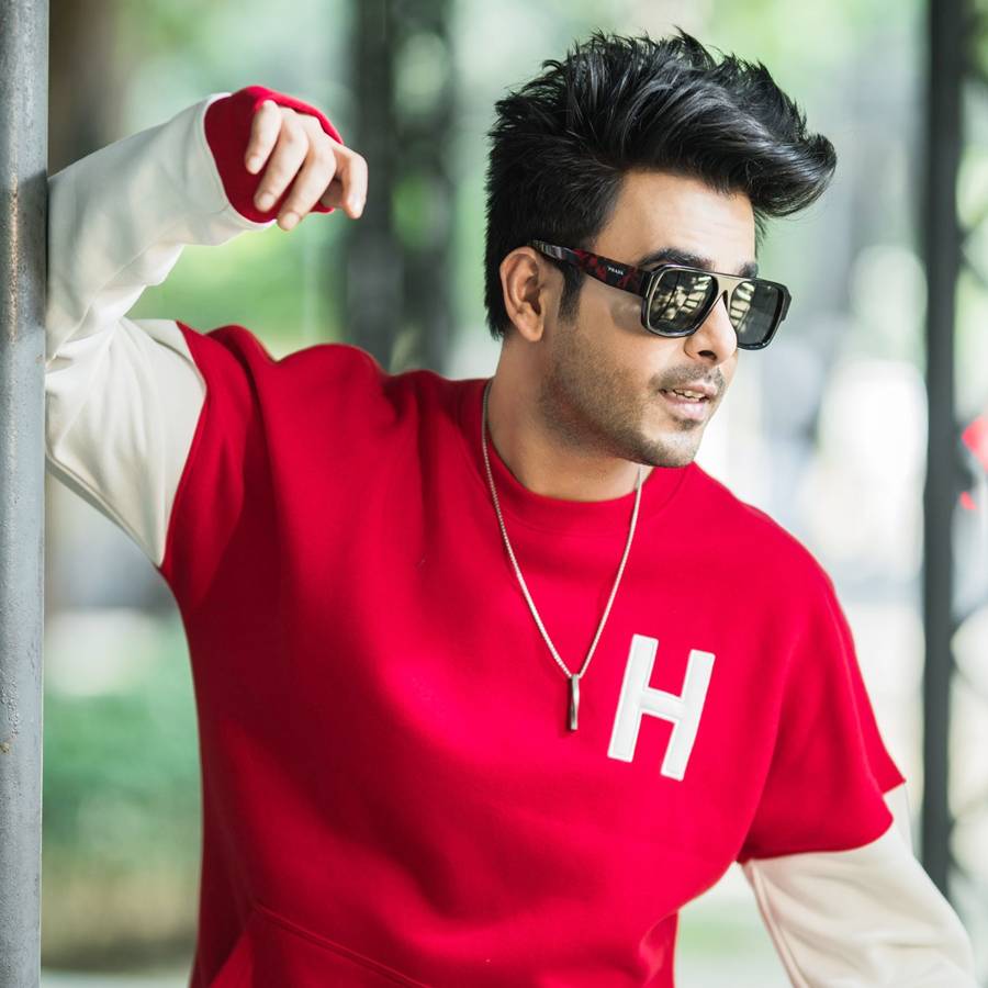 বাংলাদেশের তারকা অভিনেতা সিয়াম আহমেদ।