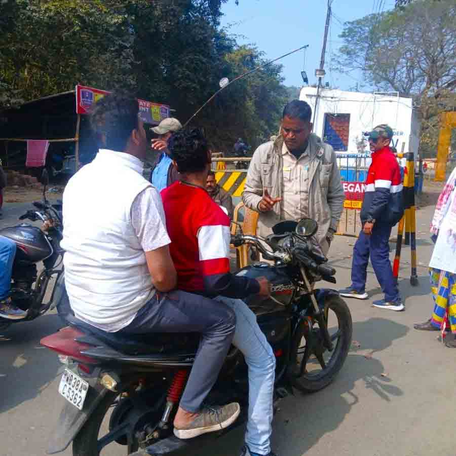 Tourists in trouble after vehicles were prohibited from entering the picnic spot at Maithon