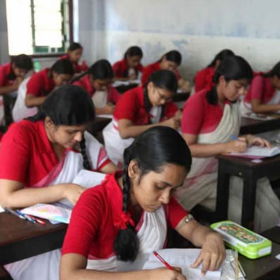 Car carrying question papers of Madhyamik met accident in Basanti dgtld