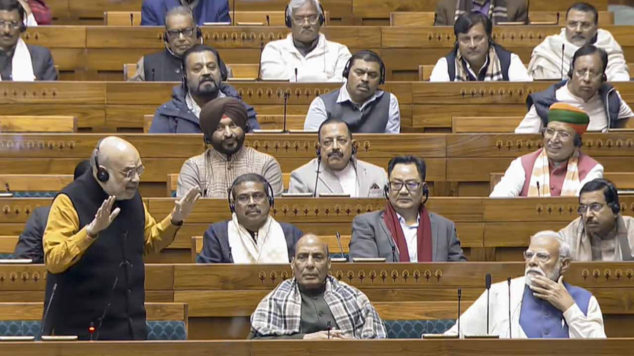 বাজেট অধিবেশনে সংসদে বক্তৃতা করছেন কেন্দ্রীয় স্বরাষ্ট্রমন্ত্রী অমিত শাহ। রয়েছেন প্রধানমন্ত্রী নরেন্দ্র মোদী এবং অন্য মন্ত্রী-সাংসদেরাও।