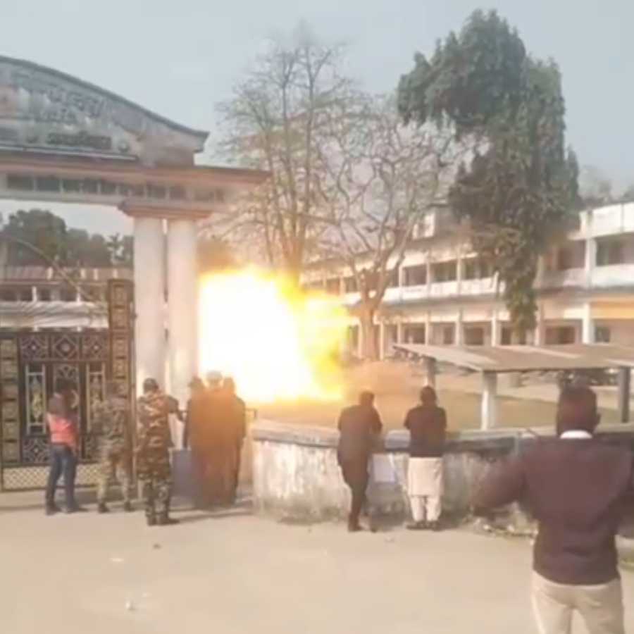 স্কুলের মাঠে সিলিন্ডার ফেটে বিস্ফোরণ!