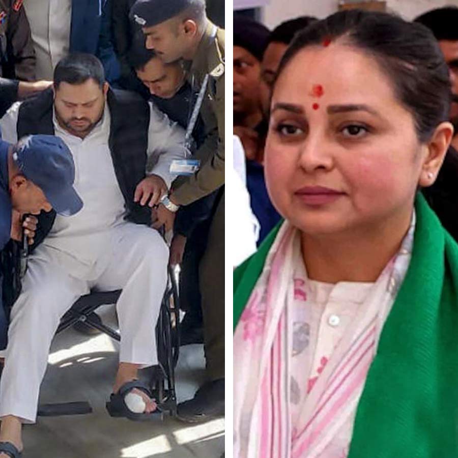 (বাঁ দিকে) হুইলচেয়ারে চেপে বিহার বিধানসভায় তেজস্বী যাদব। রোহিণী আচার্য (ডান দিকে)।
