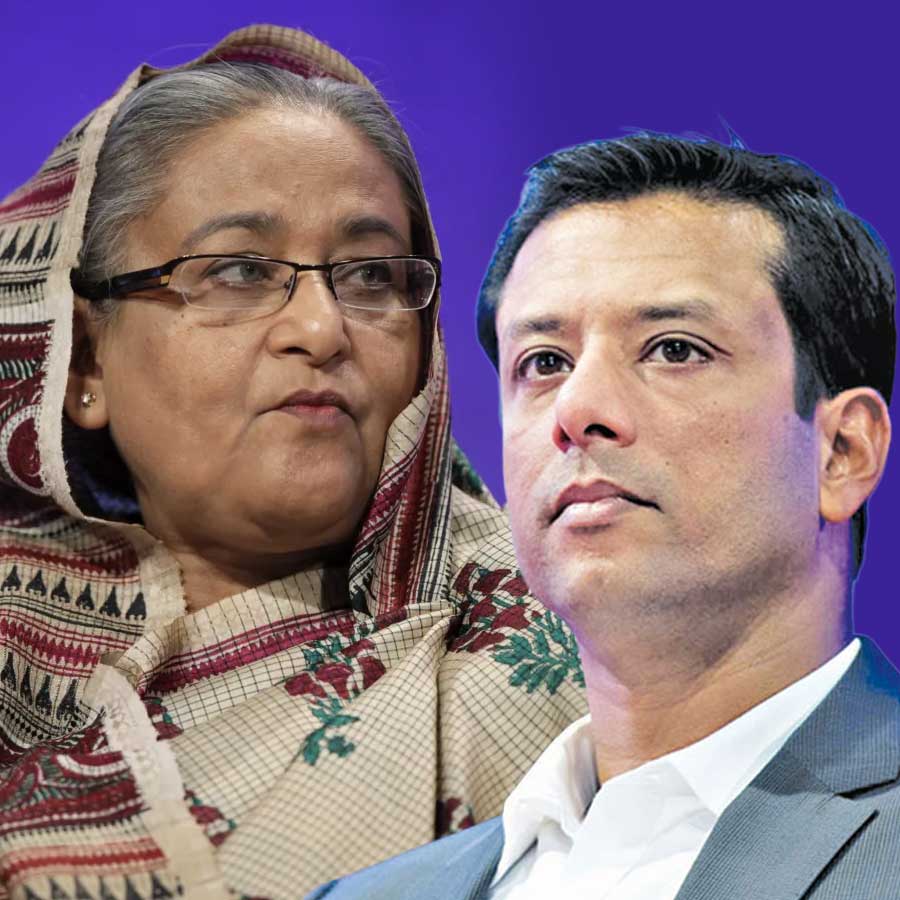 (বাঁ দিকে) বাংলাদেশের প্রাক্তন প্রধানমন্ত্রী শেখ হাসিনা এবং তাঁর পুত্র সজীব ওয়াজেদ জয় (ডান দিকে)।