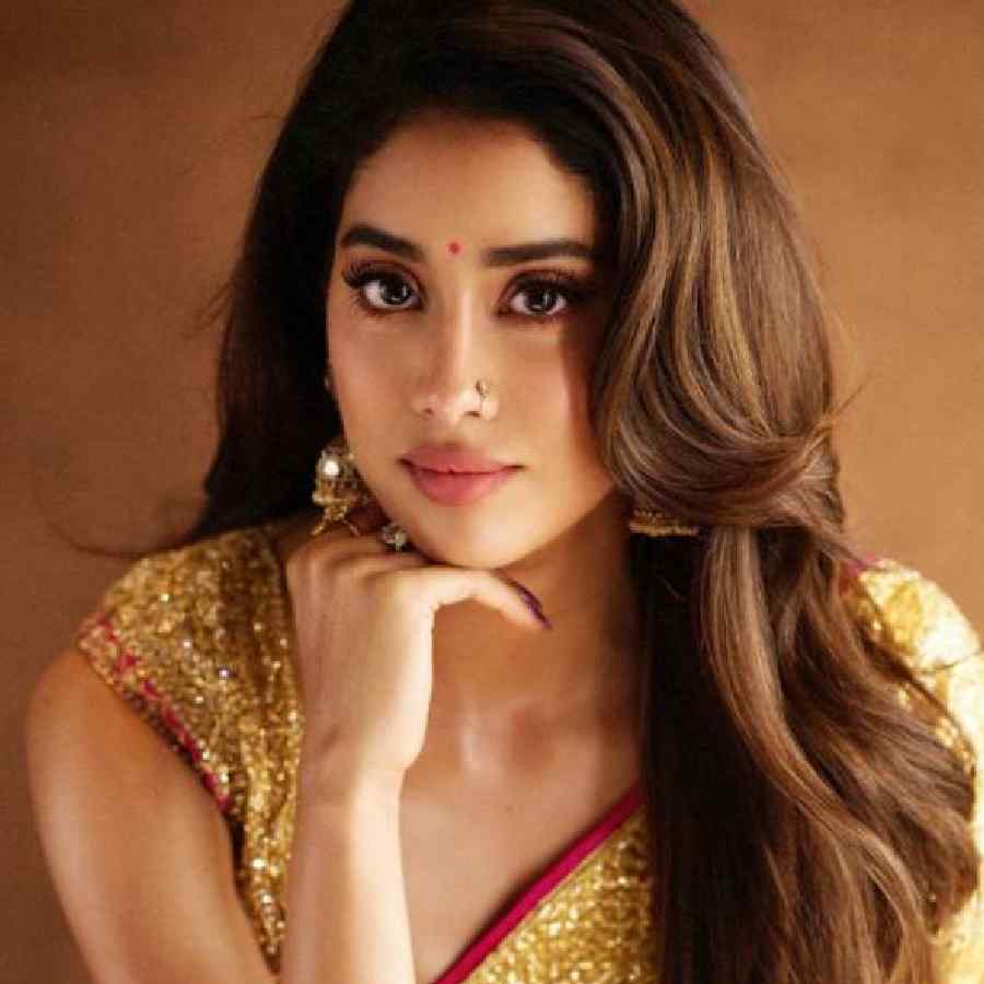 ঘরোয়া হেয়ার প্যাকেই ভরসা রাখেন জাহ্নবী।