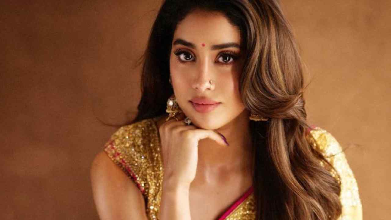 ঘরোয়া হেয়ার প্যাকেই ভরসা রাখেন জাহ্নবী।