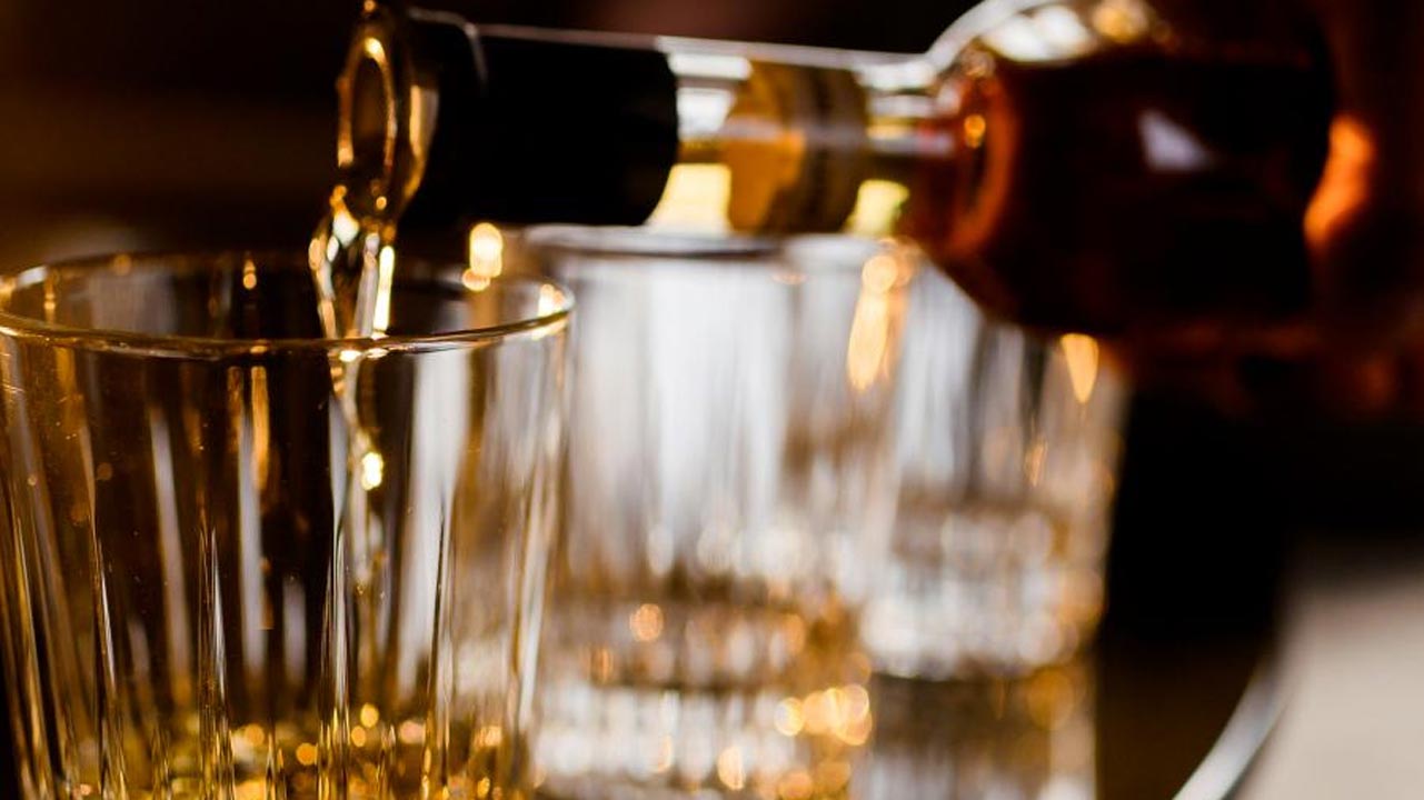 সিগারেটের পর এ বার দাম বাড়ল মদের, বোতল পিছু বাড়তি কত খরচ হবে মদ্যপায়ীদের