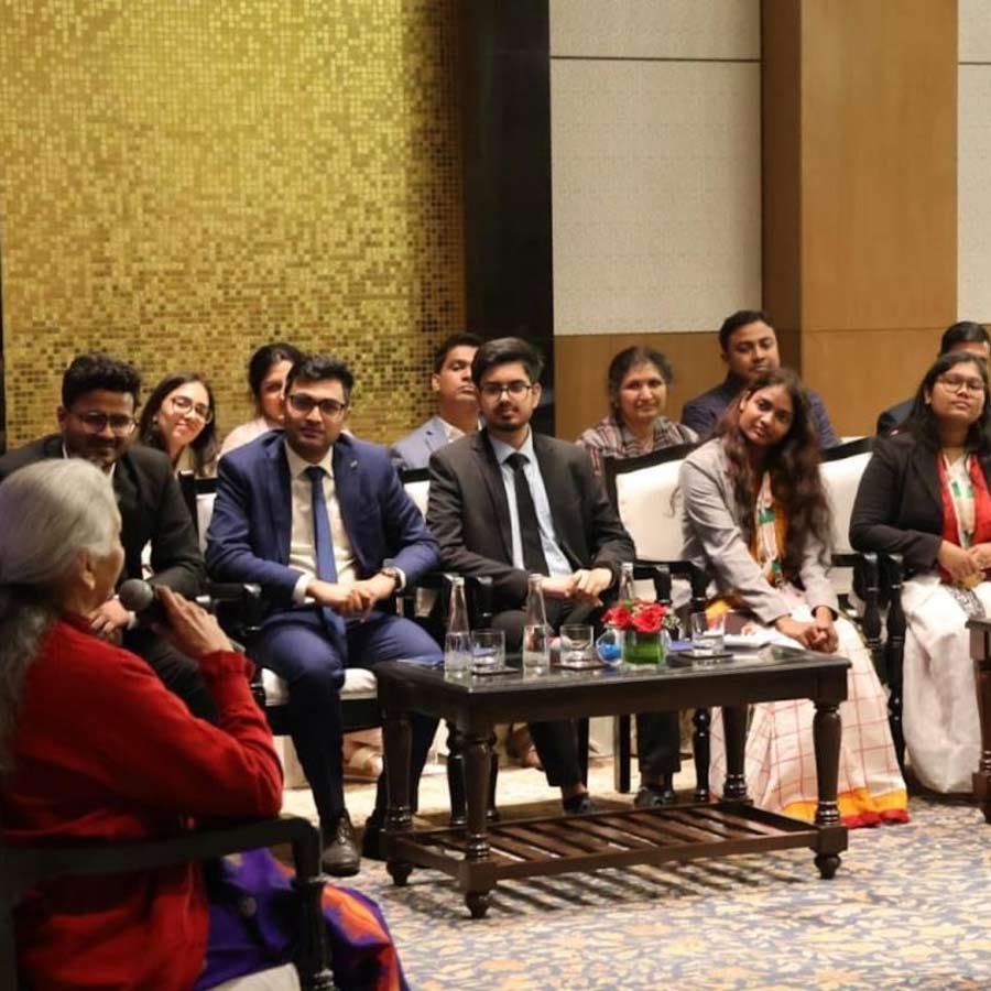 পড়ুয়াদের সঙ্গে আলাপচারিতায় কেন্দ্রীয় অর্থমন্ত্রী।