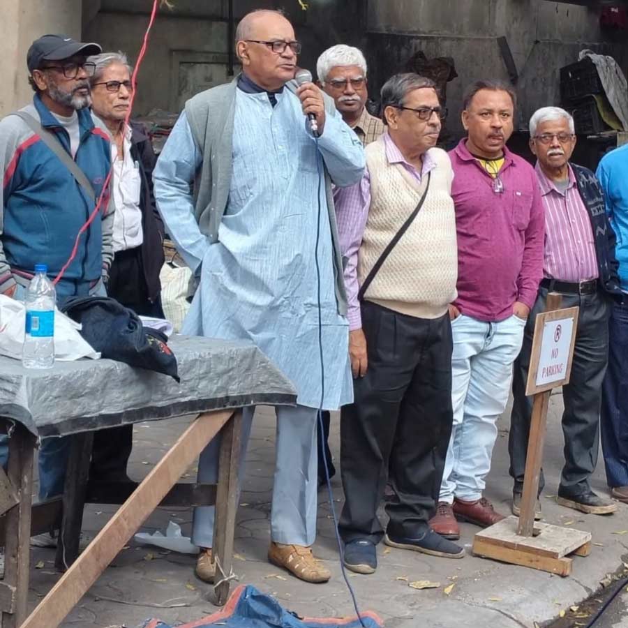 নব মহাকরণের সামনে প্রতিবাদ।