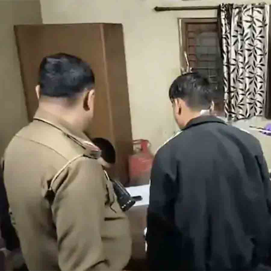 আইনজীবীর বাড়িতে তদন্তে পুলিশ। ছবি: সংগৃহীত।