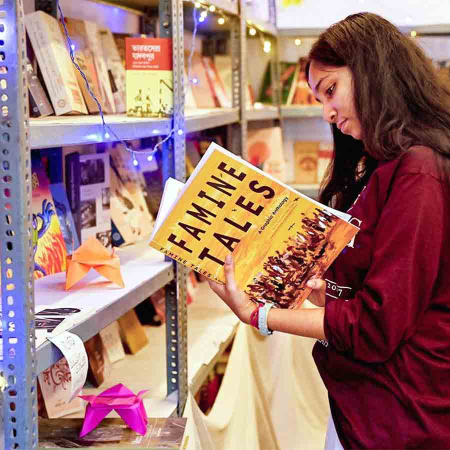 বইমেলায় যাদবপুর ইউনিভার্সিটি প্রেসের স্টলে এক বইপ্রেমী।