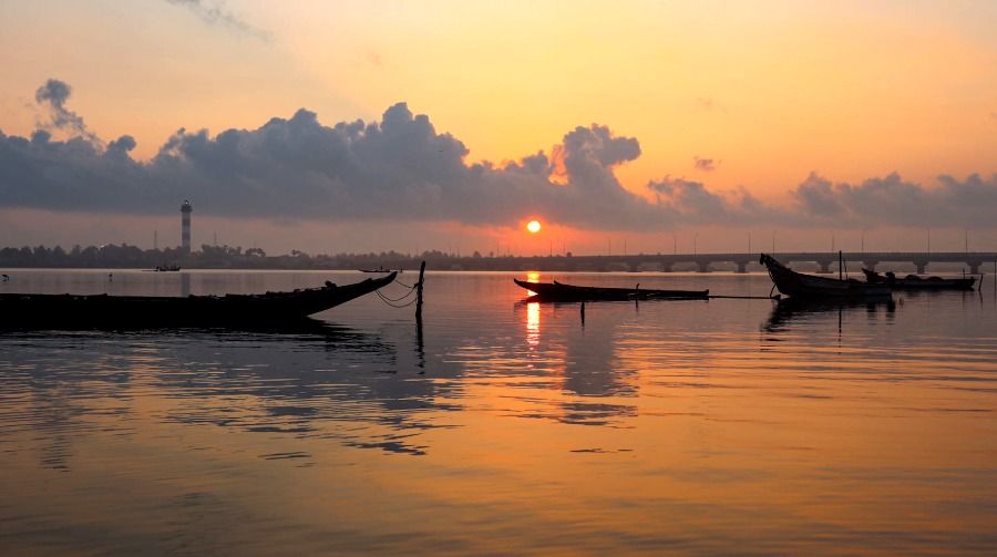 নৌ বিহার করতে পারেন পুলিকটে।