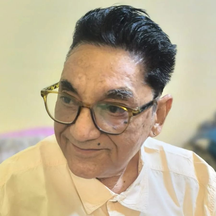 পরিচালকের পরিবর্তে ছবির সকল দায়িত্ব এসে পড়েছে প্রযোজক রাজা রায়ের কাঁধে। প্রথম থেকেই ছবির প্রযোজনার কাজের সঙ্গে জড়িয়ে ছিলেন তিনি। অথচ তাঁর কারণেই ছবির কাজ ক্রমাগত পিছিয়ে যাচ্ছিল।